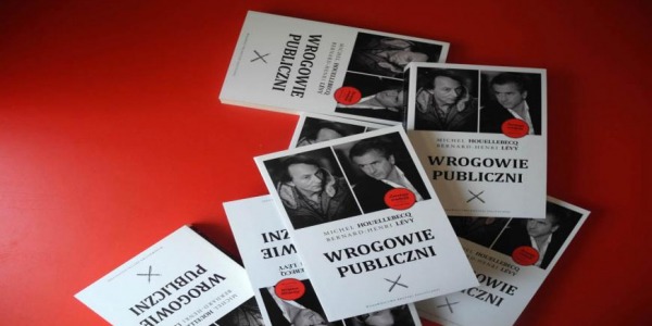 Lubimyczytać.pl o „Wrogach publicznych”