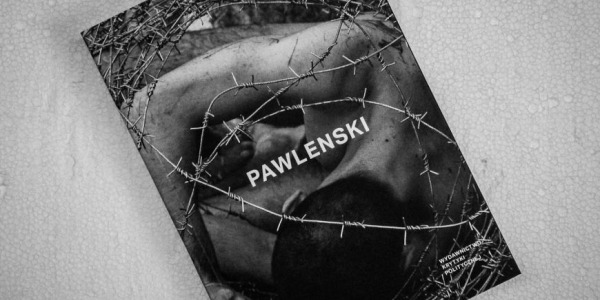 Newsweek: Człowiek, który dla ojczyzny przybił sobie jądra do bruku