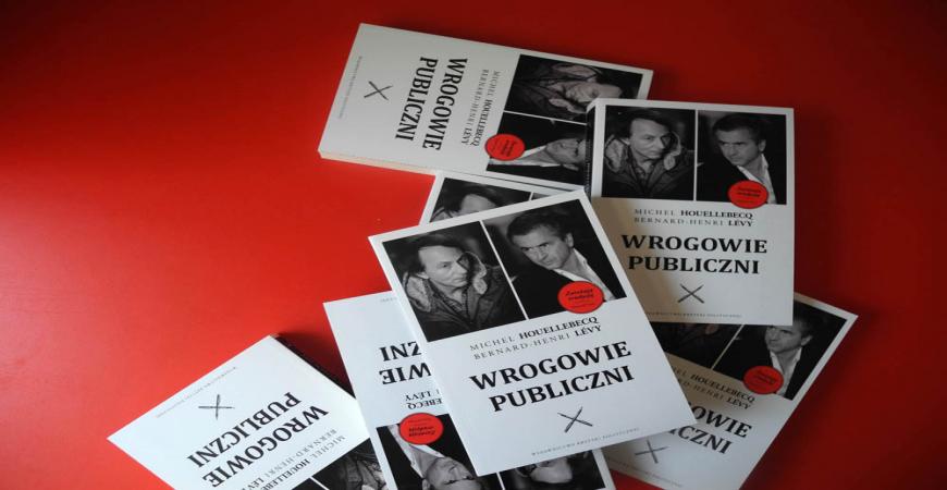 Lubimyczytać.pl o „Wrogach publicznych”